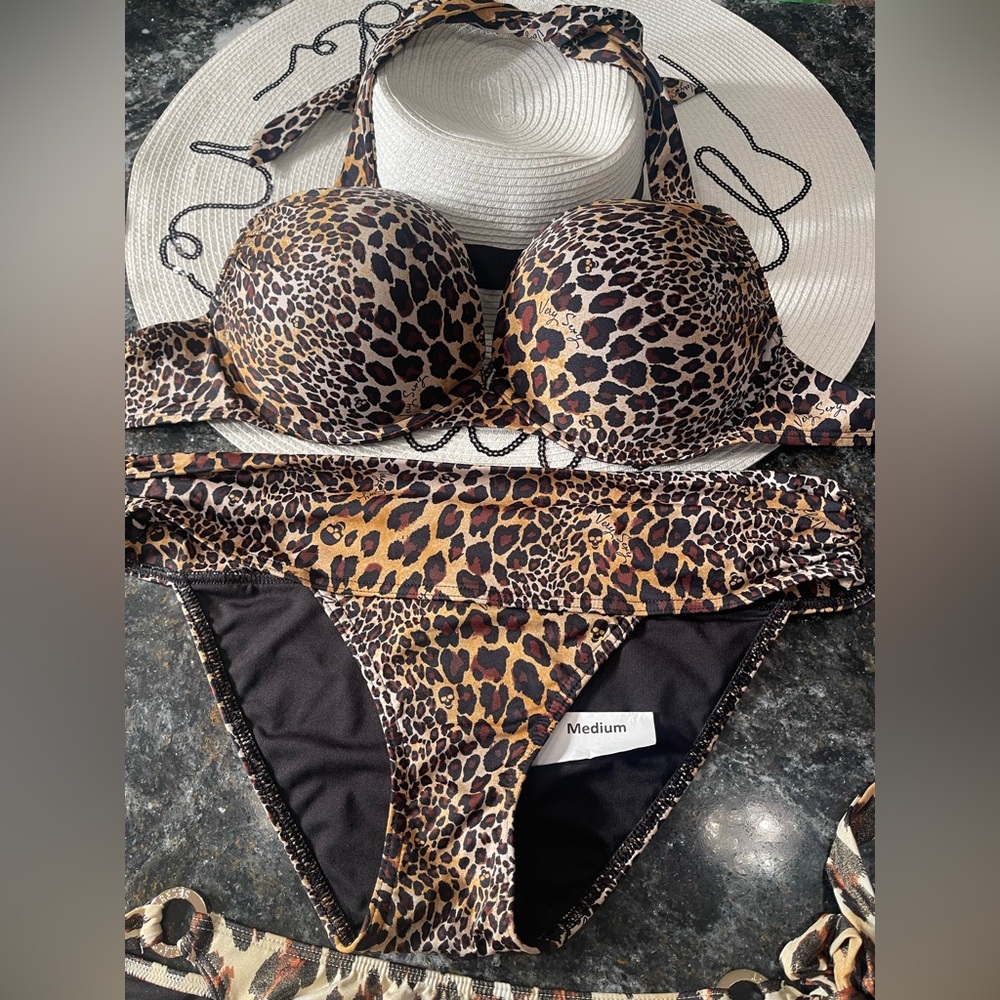 like new 34D, 36C, 36D very sexy and skull bombshell with M  bottoms